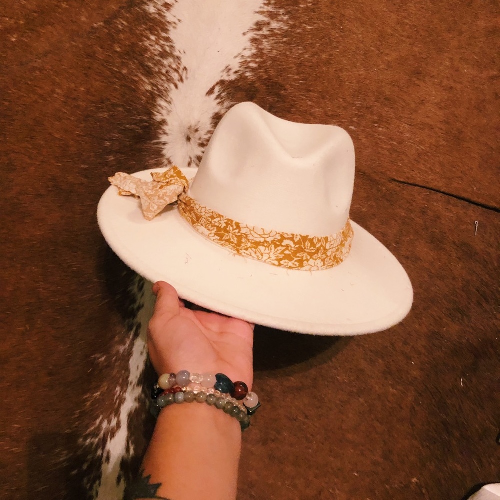 Wide brim clean white hat ✨